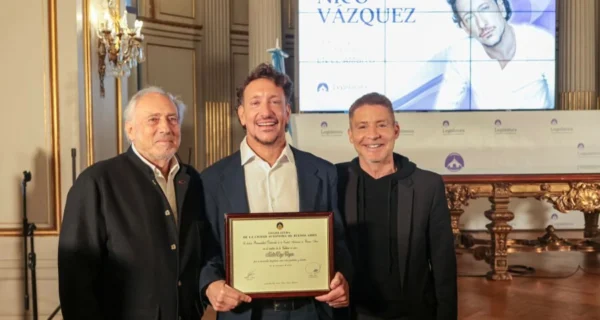 Nico Vázquez recibiendo el premio como Personalidad Destacada de la Cultura