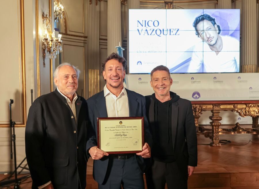 Nico Vázquez recibiendo el premio como Personalidad Destacada de la Cultura
