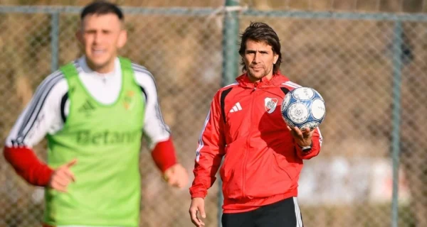 Leonardo Ponzio dirigiendo su primera práctica como DT de River