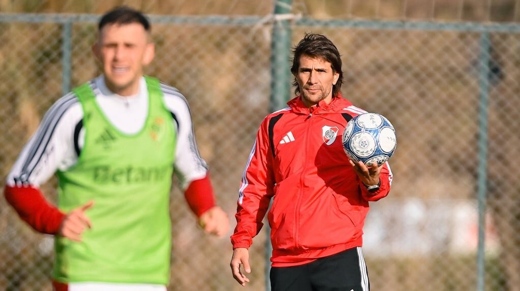 Leonardo Ponzio dirigiendo su primera práctica como DT de River