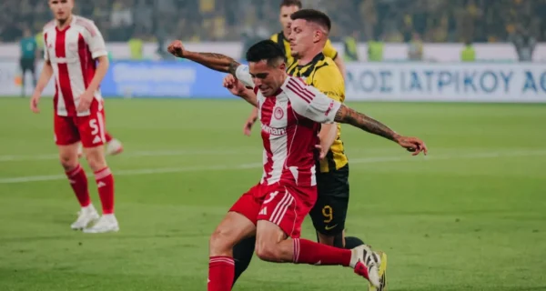Francisco Ortega en acción con Olympiacos