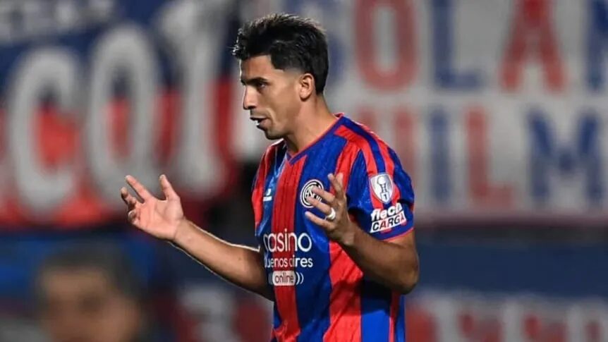 Alexis Cuello en acción con San Lorenzo
